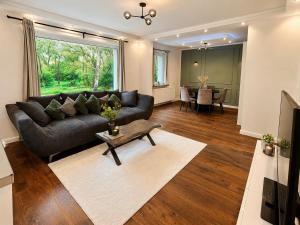 a living room with a couch and a table at Modernes Designer-Apartment in ruhiger Lage in Soltau