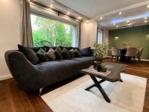 a living room with a couch and a table at Modernes Designer-Apartment in ruhiger Lage in Soltau