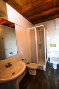 Koupelna v ubytování Apartamentos Monterodiles + 37 fotografií