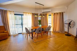 a dining room with a table and chairs at Le Refuge, Residence Ibrahima in Rufisque