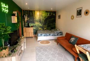 a living room with a large painting on the wall at Appartement thème jungle in Avallon