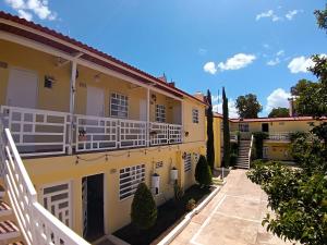 a view of a yellow building with white balconies at Estancia Familiar cerca de Paseo Durango in Durango