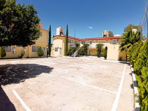 an empty parking lot in front of a building at Estancia Familiar cerca de Paseo Durango in Durango +1 photo