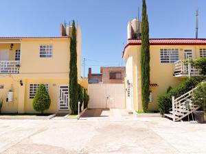 a villa with a driveway and a garage at Estancia Familiar cerca de Paseo Durango in Durango