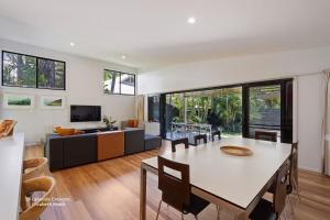 a living room with a table and a couch at Bessou in Charlotte Bay