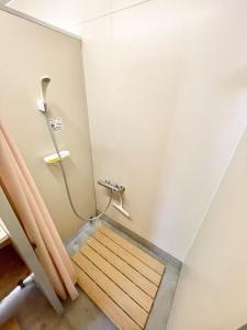 a shower with a wooden mat in a bathroom at Camping field Kisokodo in Kiso-Fukushima +42 photos