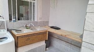 a bathroom with a sink and a mirror at Ampla, com 5 vagas de carro e bem próxima das empresas da região in São José dos Pinhais +12 photos