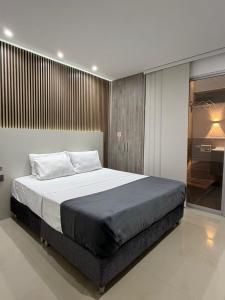 a bedroom with a large bed in a room at Luxury Park 35 in Cali