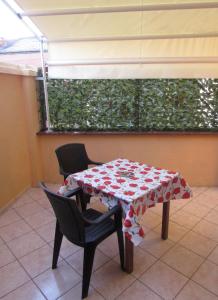 une table et des chaises avec un tissu de table rouge et blanc dans l'établissement Locanda Del Centro, à Cambiano