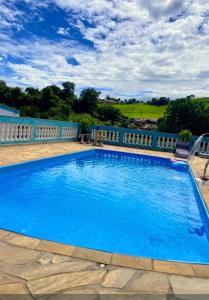 a large swimming pool with blue water at Chácara Oliveira in Socorro