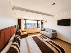 ein Hotelzimmer mit Bett und Fernseher in der Unterkunft The PeraPort Hotel in Istanbul