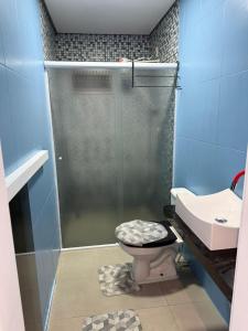 a bathroom with a shower and a toilet and a sink at Casa ao lado do parque Beto carreiro da de ir a pé para o parque João carlos casas in Penha +40 photos