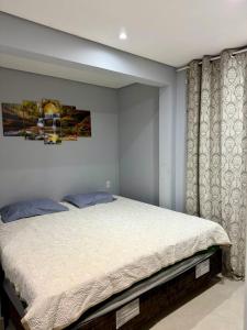 a bedroom with a bed in a room at Casa ao lado do parque Beto carreiro da de ir a pé para o parque João carlos casas in Penha