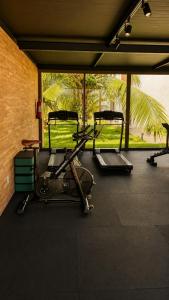 a gym with two exercise bikes in a room at Estúdio Premium em Japaratinga - Unidade Coralli - Vila Naluri in Japaratinga
