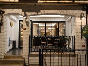 ein Restaurant mit Tisch und Stühlen auf einem Balkon in der Unterkunft The PeraPort Hotel in Istanbul