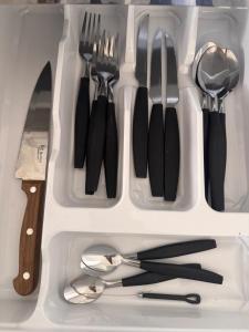 a drawer filled with utensils and forks and spoons at Apartamento 2 quartos ,Mobiliado em Sumare SP in Sumaré