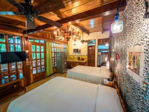 a bedroom with two beds and a tv in it at Hotel Costa Verde in Manuel Antonio