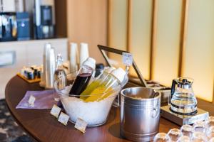 a table with a bowl of food and a blender at Inatori Ginsuiso in Higashiizu