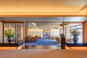 a lobby of a hotel with two large vases at Inatori Ginsuiso in Higashiizu