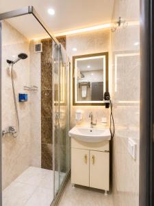 ein Badezimmer mit Waschbecken und Dusche in der Unterkunft The PeraPort Hotel in Istanbul + 102 Fotos