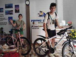 a man standing next to two bikes in a store at Nhà Nghỉ Phong Quỳnh - Đảo Phú Quý in Cu Lao Thu