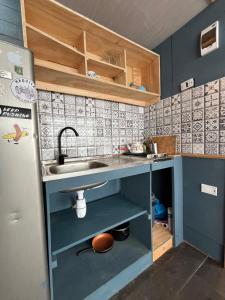 a small kitchen with a sink and a refrigerator at nido de mar in Cobquecura