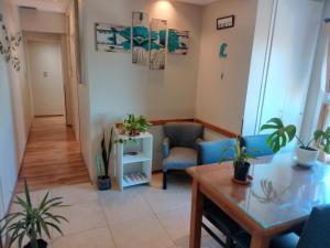 a living room with blue chairs and a table at Depto en Edificio Céntrico in Trelew