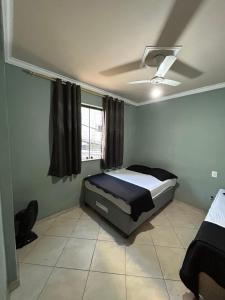 a bedroom with a bed and a ceiling at apartamento aconchego 01 in Divinópolis