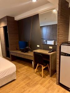 a bedroom with a desk and a bed and a desk sidx sidx sidx at H2 Hotel in Bangkok