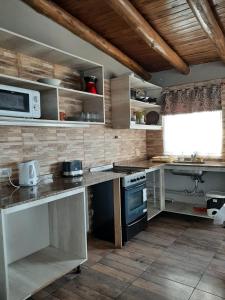 a kitchen with a counter top and a microwave at Ñande Roga San Cemente in San Clemente del Tuyú
