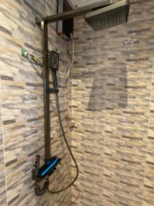 a shower in a room with a shower at Cozy Studio Apartment in Accra in Accra