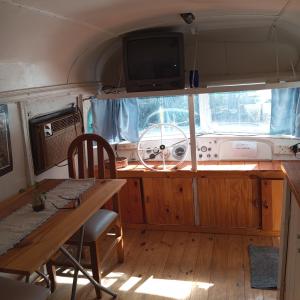 a dining room with a table and a tv in an rv at Mostepa in Carpintería
