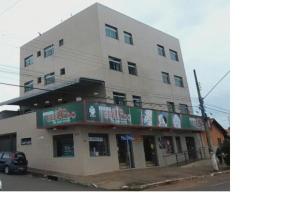 a tall building with signs on the side of it at Apartamento aconchegante próximo à Faculdade in Araxá