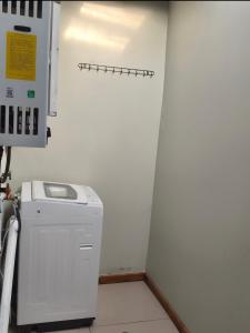a washer and dryer in a room with a wall at Guacolda Coquimbo in Coquimbo +1 photo