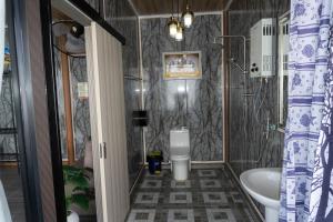 a bathroom with a tub and a toilet and a sink at บ้านนุสรา รีสอร์ท ภูทับเบิก in Ban Maeo Thap Boek +32 photos