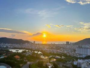 a view of a city with the sun setting at The Song - Vitamin Sea & Sun - Căn Hộ Cao Cấp và Sự Lựa Chọn Tốt Nhất in Vung Tau