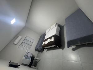 an overhead view of a hospital room with beds and chairs at Pousada In'capitólio in Capitólio