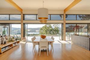 a dining room with a table and chairs at Alto Tasmania in Franklin