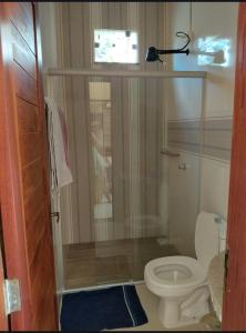 a small bathroom with a toilet and a window at Suíte mobiliada Duo Mio in Paragominas