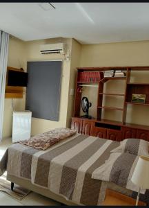 a bedroom with a bed and a chalkboard on the wall at Suíte mobiliada Duo Mio in Paragominas