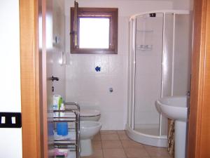 トッレ・デイ・コルサリにあるCasa Vacanza Marina di Arbusのバスルーム(シャワー、トイレ、シンク付)