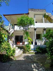 a view of a house from the driveway at Pondok Diana 3 in Jasri