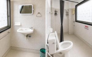 ein Badezimmer mit Toilette und Waschbecken in der Unterkunft ST Apartment in Dusit + 26 Fotos