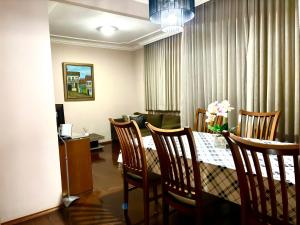a living room with a dining table and chairs at Apartamento Uberlândia - BH in Belo Horizonte