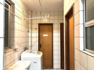 a bathroom with a toilet and a sink at Apartamento Uberlândia - BH in Belo Horizonte +59 photos