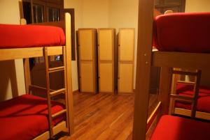 Двухъярусная кровать или двухъярусные кровати в номере Flying Dog Hostel Arequipa