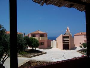 - une vue sur une église depuis une fenêtre dans l'établissement Casa Vacanza Marina di Arbus, à Torre Dei Corsari