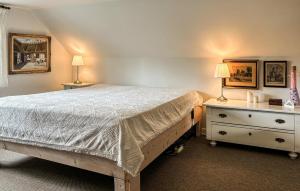 a bedroom with a bed and a dresser with two lamps at Stunning Apartment In Holstebro With Wifi in Holstebro