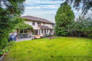 a large yard with a house with a large lawn at Forest house 4 bedrooms in Surrey
