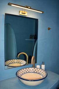 a blue room with two bowls on a table at Sto Faro - Blue in Kithnos +22 photos